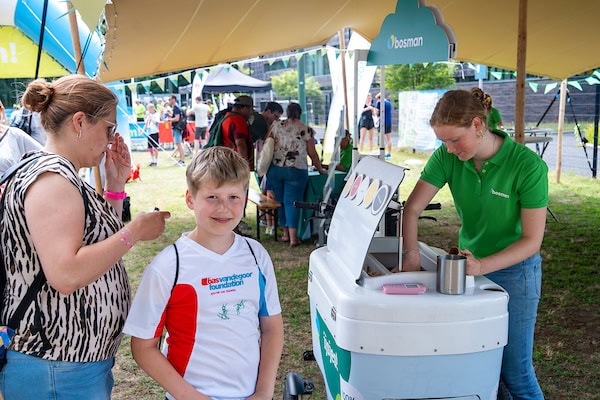 Bosman deelt tijdens Diabetes Games ijsjes uit.