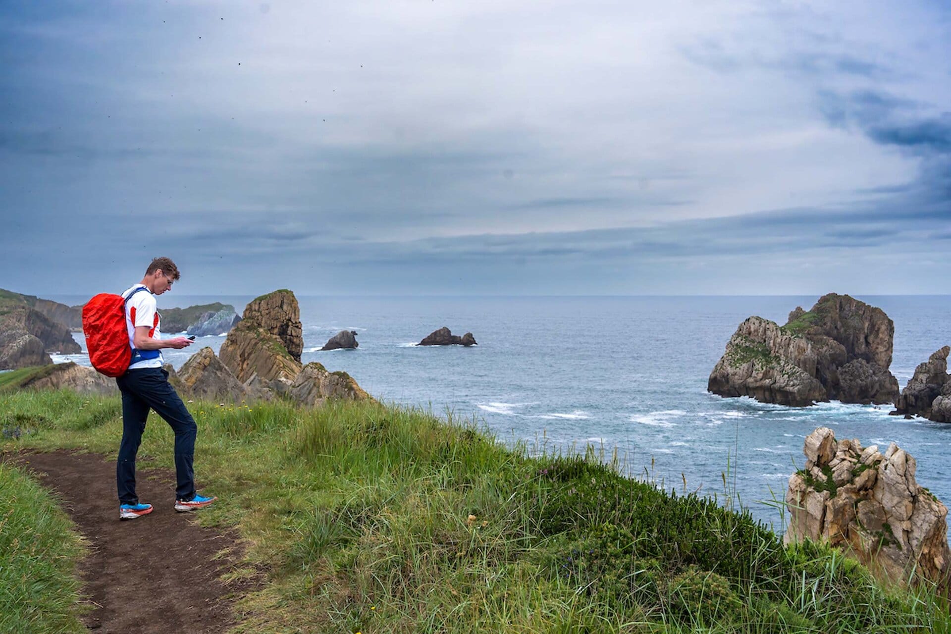 Bas checkt zijn waardes tijdens de hike challenge