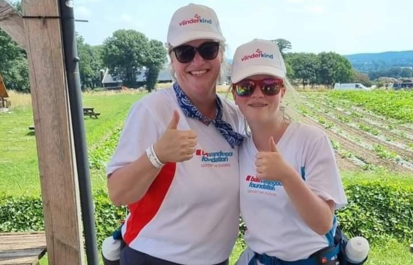 Fenne en Ida halen geld op tijdens de Nijmeegse Vierdaagse