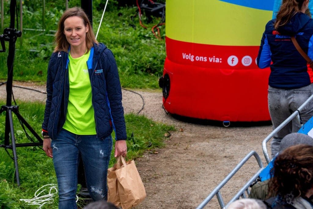 Dorien deelt lunchpakketjes uit tijdens het Festival aan vrijwilligers