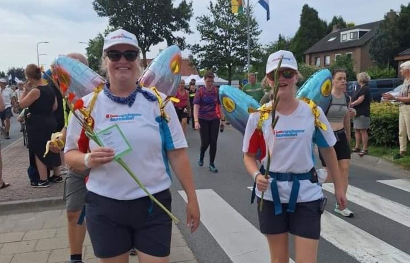 Fenne en Ida halen geld op tijdens de Nijmeegse Vierdaagse