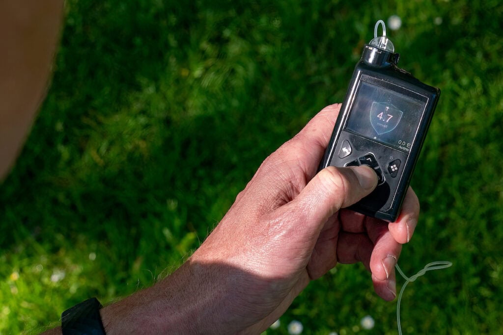 Wandelen - bas kijkt op zijn pomp
